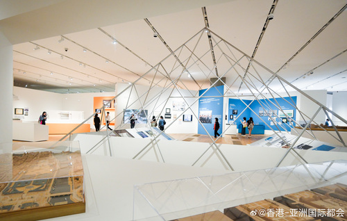 一览传奇建筑师生平建筑巨作！首个 #贝聿铭# 大规模回顾展&quot;贝聿铭：人生如建筑&quot;现正于 #M+博物馆# 举行（展期至2025年1月5日）。展览以6大主题呈献逾400件珍贵档案纪录、模型及物品，深入探讨这位大师的设计理念和灵感来源，涵盖作品及项目包括香港中银大厦、巴黎大罗浮宫现代化改造计划、多哈伊斯兰艺 ​