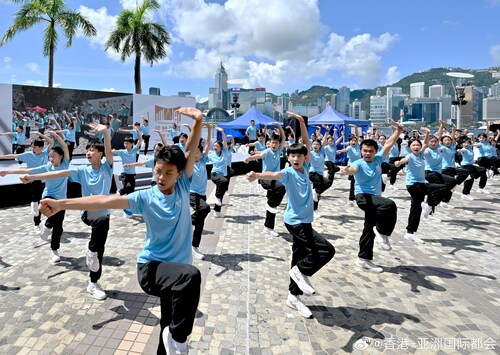 “武”动全城！香港首个大规模武、舞跨界文艺盛事 “武林盛舞嘉年华”（7月9日至14日）早前在香港文化中心外盛大揭幕。作为 #香港流行文化节2024# 的节目之一，嘉年华呈献多场精彩演出，数百位专业表演者和学生展示精湛的武术与舞蹈。立即把握机会，尽情投入武、舞盛宴！
http://t.cn/A6Qr5uXM 

#香港 ​