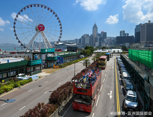 由运输署主办的庆祝中华人民共和国成立75周年巴士巡游暨展览“巴士往昔 拾一回忆”10月19日在铜锣湾维多利亚公园拉开序幕，展览（至10月22日）展出10辆退役和现役巴士，包括75年前引入的第一代双层巴士和最新引入的国产双层新能源巴士，回顾巴士行业在香港的历程。齐来看看开幕当日巡游车队在以国庆75 ​