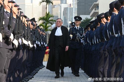 2025年法律年度开启典礼今日（1月20日）举行，法律界领袖齐聚香港大会堂，出席年度盛事，以彰显香港对普通法制度的重视及维系独立的司法权的决心。在检阅香港警察仪仗后，终审法院首席法官、律政司司长、香港大律师公会主席和香港律师会会长分别在典礼上致辞。
http://t.cn/A63ZpQdr 
 ​