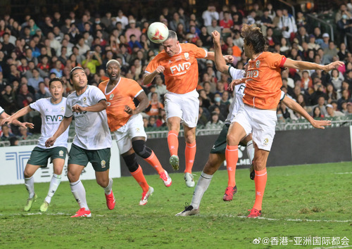 国际球星昨日（年初四）云集香港大球场，争夺蛇年贺岁杯。⚽⚽赛事汇聚多位国际足球名宿，包括卡卡、李华度、史高斯、卡富及大卫施华，阵容鼎盛，香港足球明星队则有范俊业、山度士及李健和等球员强阵迎战。两队在法定时间踢成3:3平手，最终世界明星队在互踢12码以6:5胜出，在球迷欢呼吶喊下捧起奖杯? ​